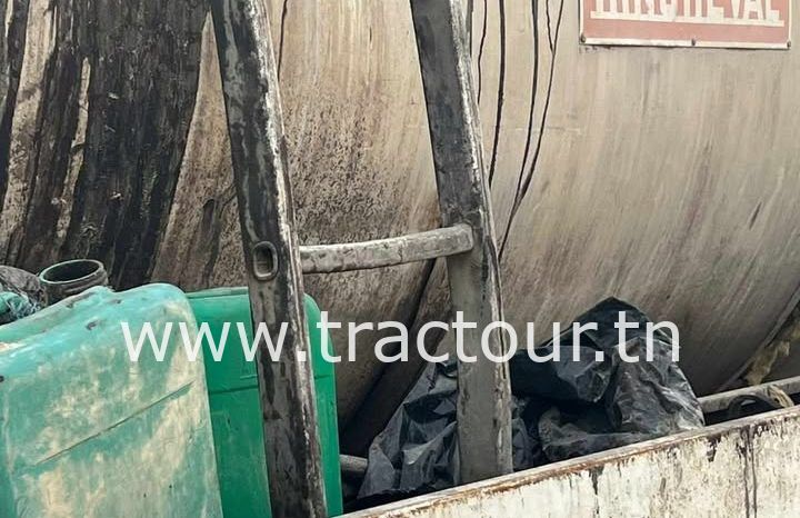 À vendre Camion Iveco avec répandeuse à bitume Rincheval complet