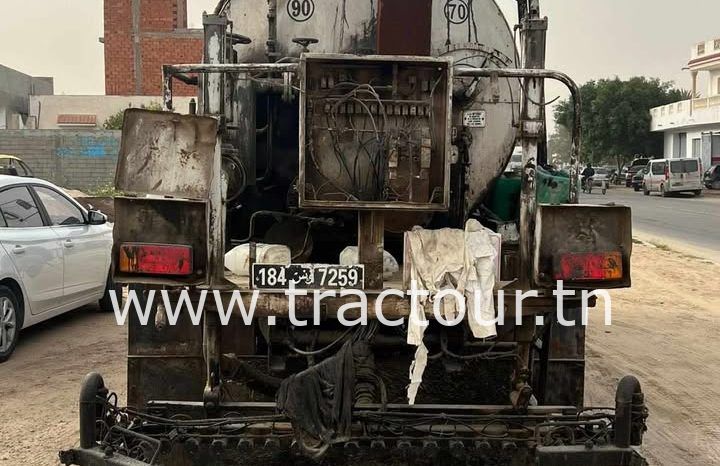 À vendre Camion Iveco avec répandeuse à bitume Rincheval complet